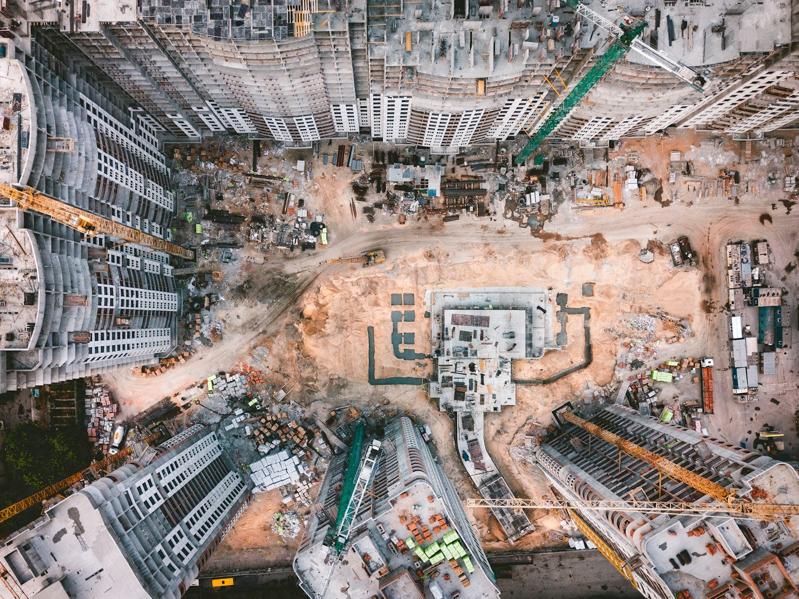 Obra de edificación en ejecución vista desde el aire