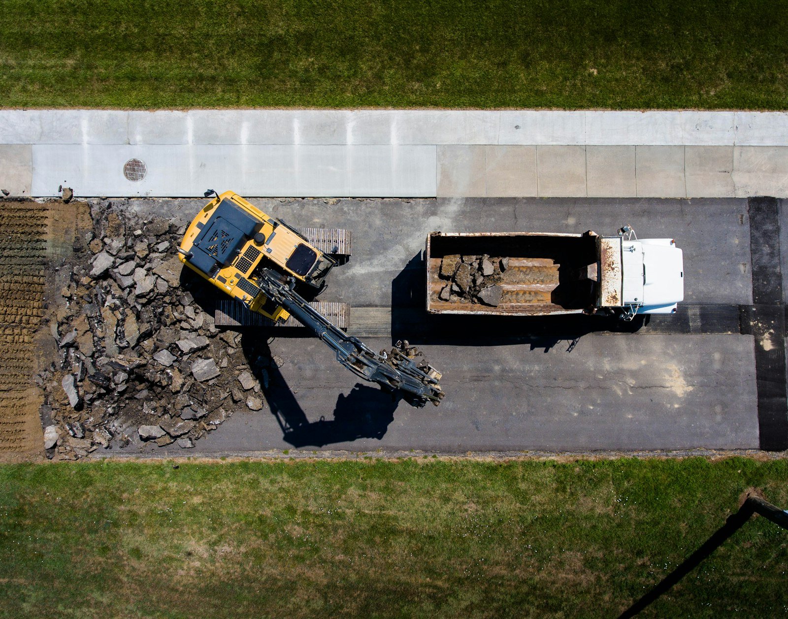 Maquinaria pesada trabajando en obra vista desde el aire